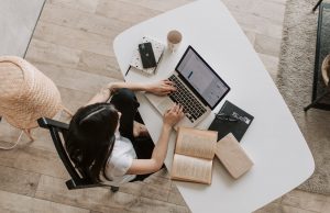 Von Virtuellen Klassenzimmern zu Intelligenten Prüfungen: KI im Bildungswesen Von Virtuellen Klassenzimmern zu Intelligenten Prüfungen: KI im Bildungswesen
